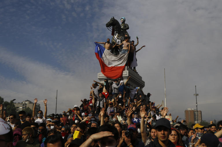Miles de personas llegan a Plaza Italia
