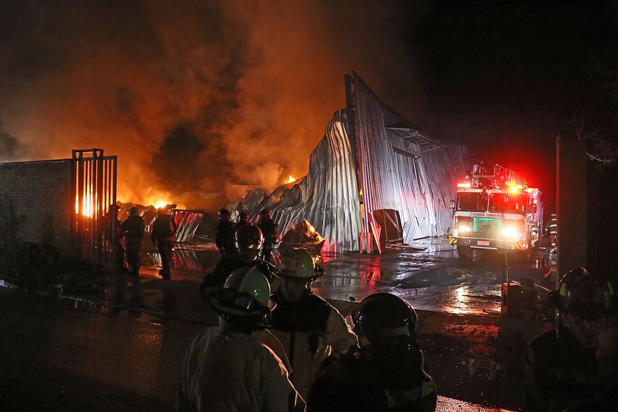 Gigantesco incendio destruye fábrica de velas y alcohol gel en la Pintana