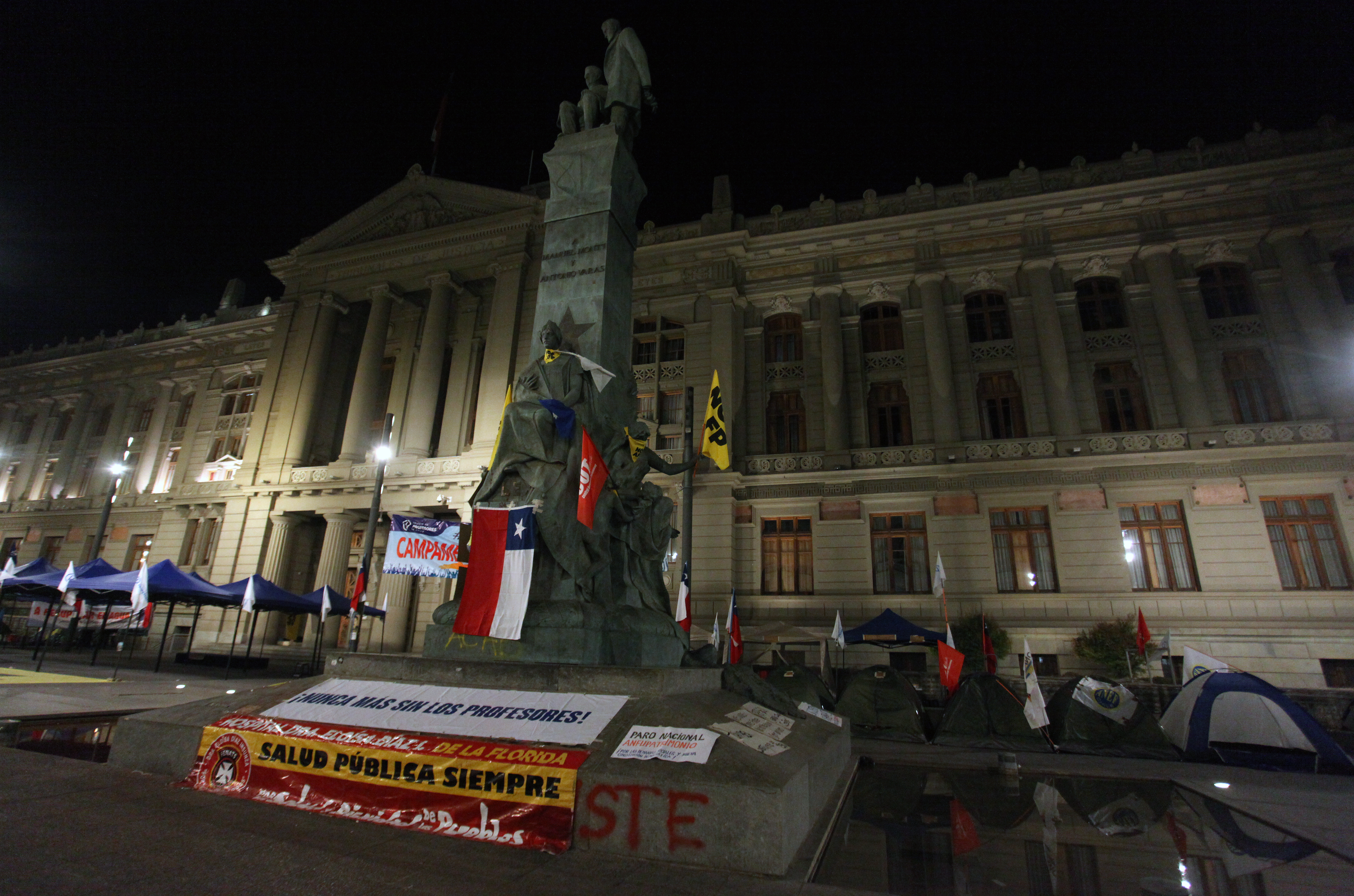 Campamento Dignidad continua en una jornada nocturna